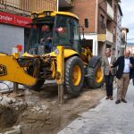 Jesus Julio Carnero visita las obras realizadas en Navaluenga