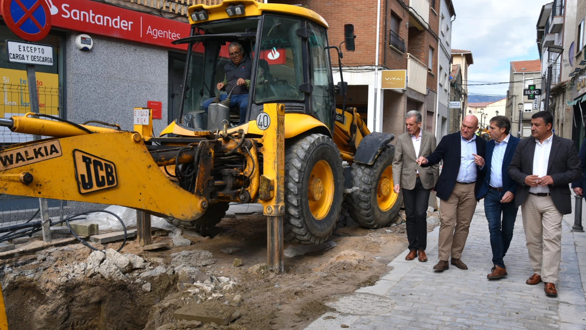 Jesus Julio Carnero visita las obras realizadas en Navaluenga
