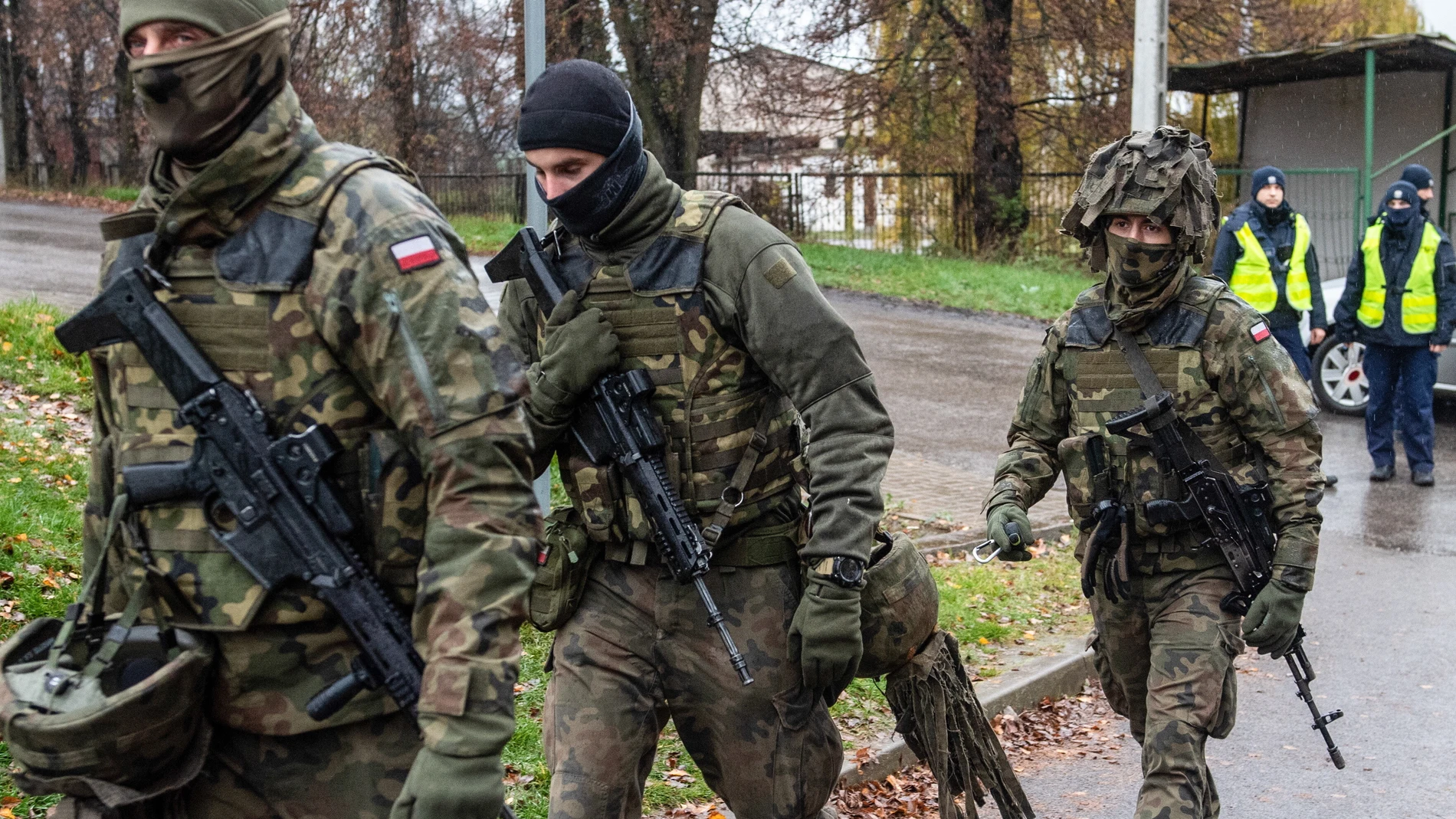 Soldados y policías polacos en la operación abierta en Przewodow para investigar la explosión de dos misiles
