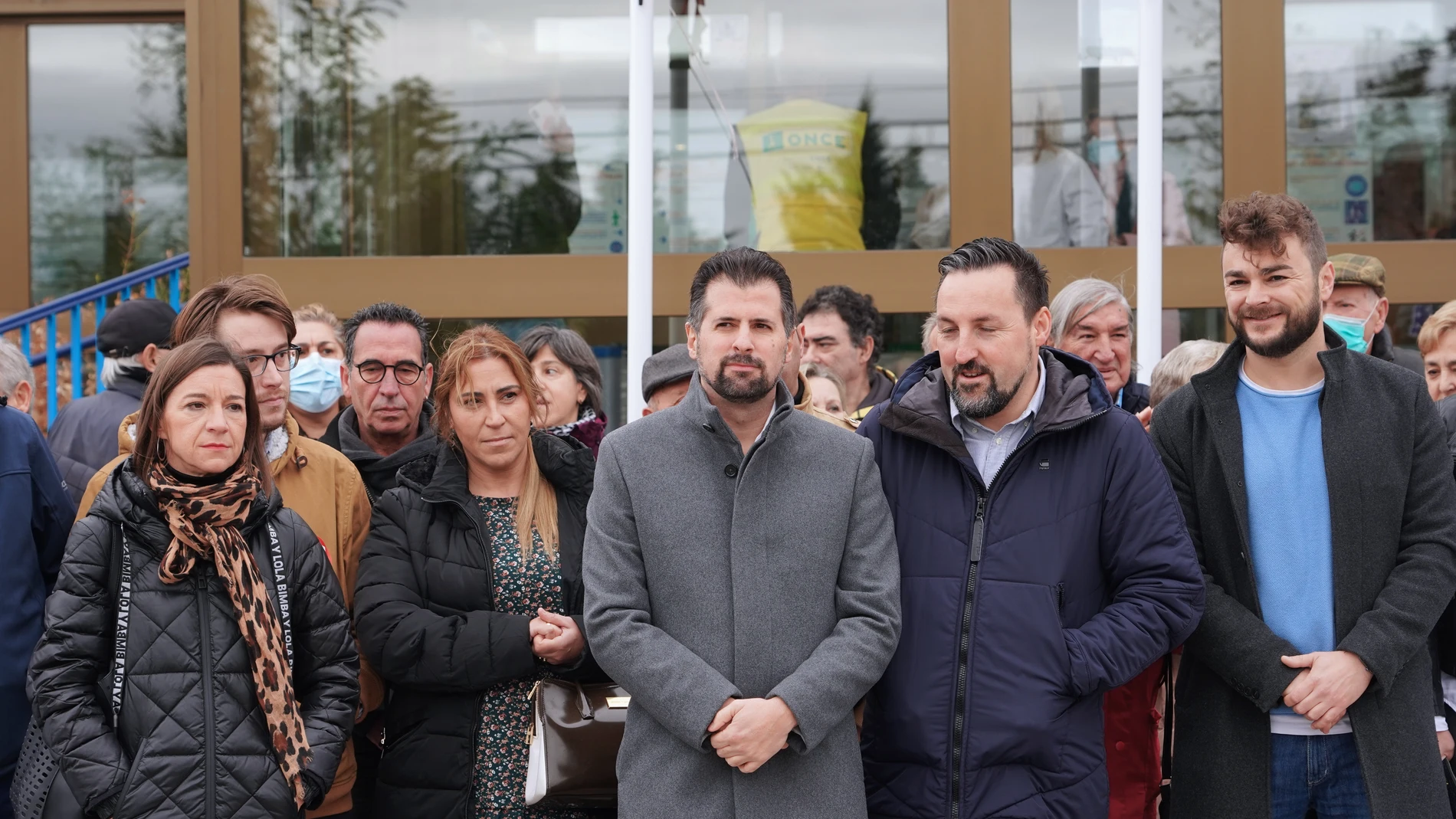 El secretario general del PSOECyL, Luis Tudanca, y varios procuradores apoyan la concentración en defensa del hospital comarcal de Medina del Campo