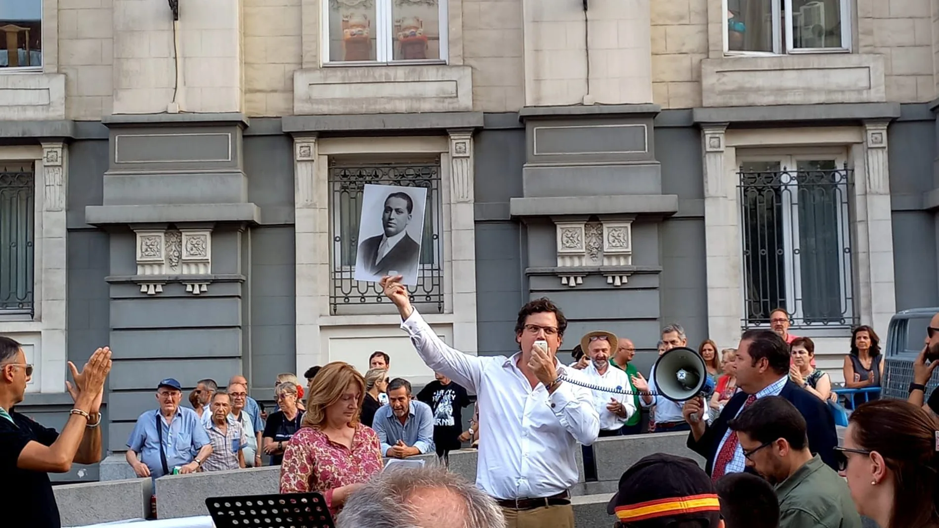 Los concentrados de la Asociación por la Reconciliación y la Memoria Histórica, con una foto de Calvo Sotelo, junto al Palace