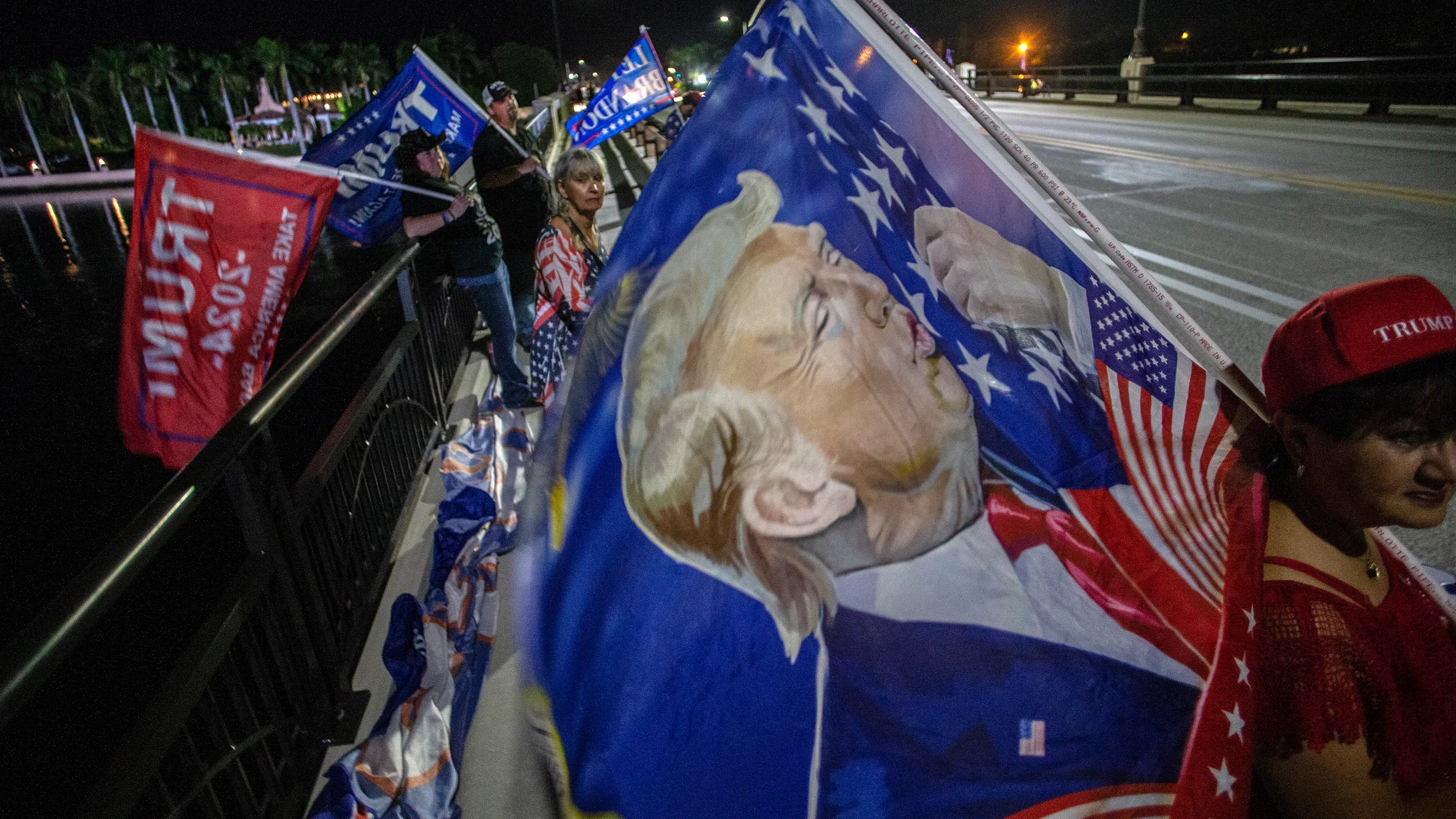 Simpatizantes del expresidente de EEUU Donald Trump, a las puertas del club Mar-a-Lago