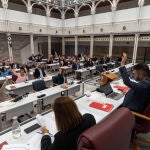 Los diputados de la Asamblea Regional de Murcia votan por unanimidad la subida de sueldo un 1,5 % suplementario a los funcionarios durante el pleno celebrado este miércoles, en Cartagena. EFE/Marcial Guillén
