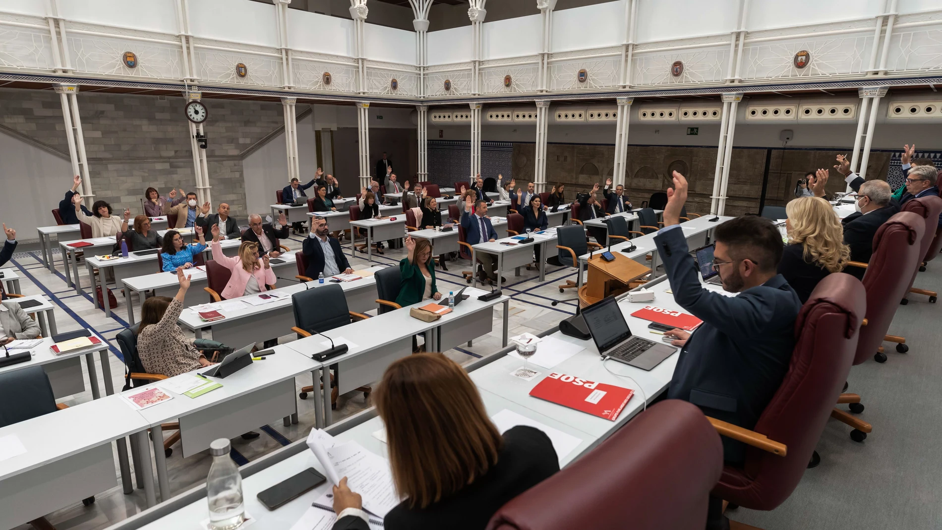 Los diputados de la Asamblea Regional de Murcia votan por unanimidad la subida de sueldo un 1,5 % suplementario a los funcionarios durante el pleno celebrado este miércoles, en Cartagena. EFE/Marcial Guillén