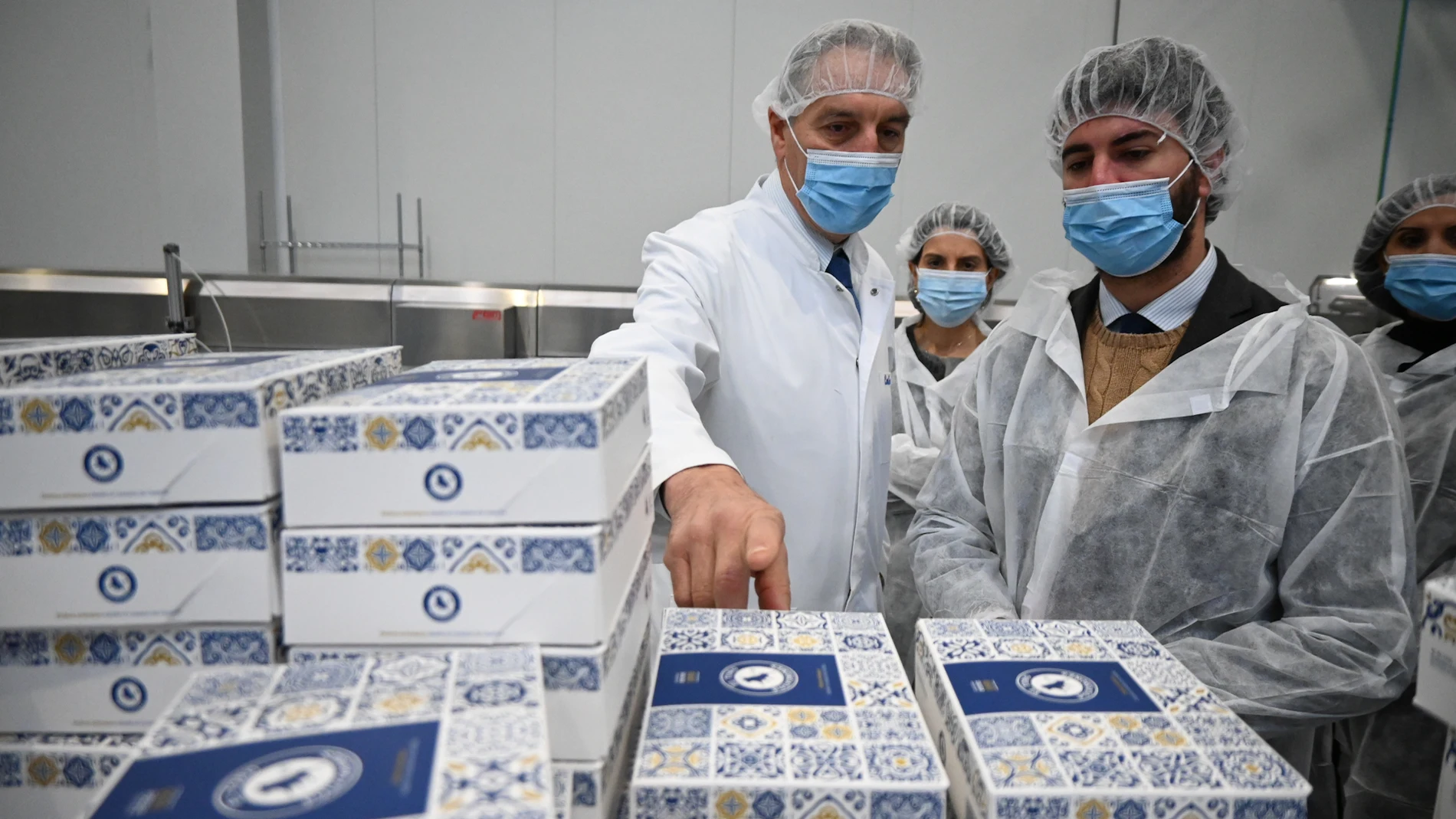 El vicepresidente de la Junta de Castilla y León, Juan García-Gallardo, visita la empresa Dulces Galicia, ubicada en la localidad vallisoletana de Tordesillas