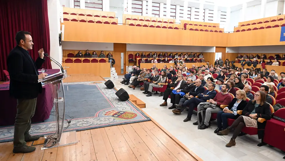 El Premio Nobel de la Paz 2017, Carlos Umaña, pronuncia en la UBU la conferencia "El desarme nuclear humanitario: un imperativo global urgente y posible"