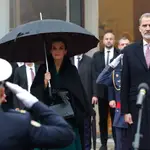 El Rey Felipe VI (d) y la Reina Letizia durante la ceremonia de bienvenida celebrada en el Palacio Presidencial en Zareb, Croacia.