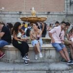Varios jóvenes hacen «botellón» en las pasadas fiestas de La Paloma, de Madrid
