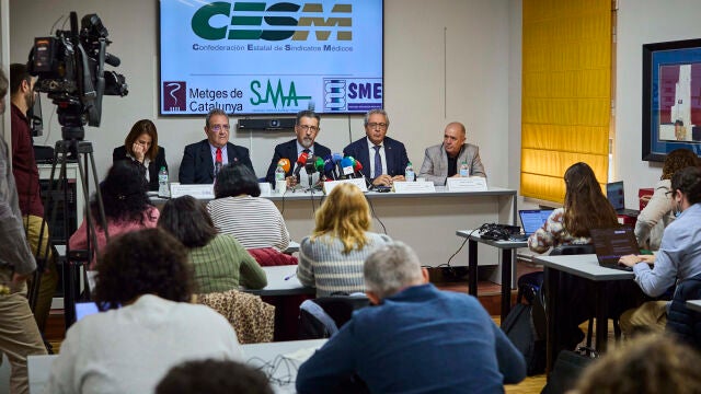 Rueda de prensa convocada por la Confederación de Sindicatos Médicos de España este miércoles en Madrid. En la mesa, la secretaria general de SM Euskadi, Mabel Arciniega; el secretario general de Metges de Catalunya, Xavier Lleonart; el presidente de CESM, Tomás Toranzo; el secretario general de CESM, Gabriel del Pozo, y el presidente del Sindicato Médico Andaluz, Rafael Carrasco