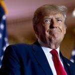 El expresidente Donald Trump anuncia que se presenta a la presidencia por tercera vez mientras sonríe mientras habla en Mar-a-Lago en Palm Beach