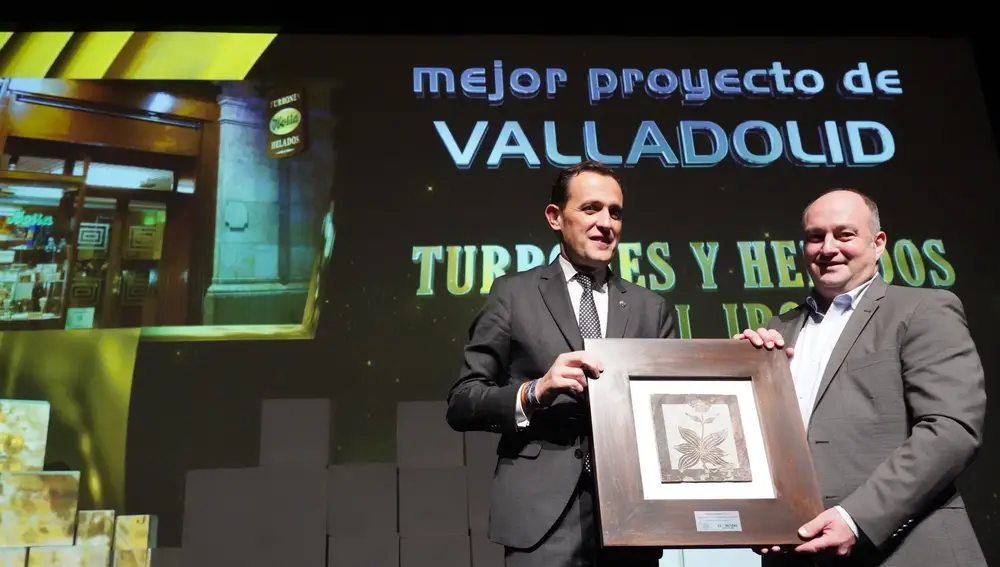 El presidente de la Diputación de Valladolid Conrado Íscar entrega el premio al mejor proyecto de la provincia a Iborra