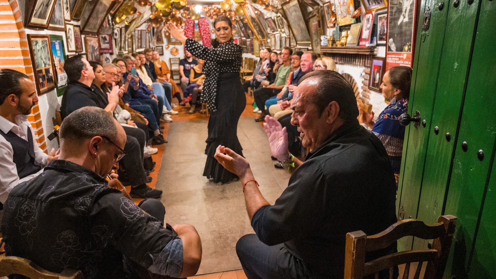 Turistas observan una de las actuaciones flamencas que cada noche tienen lugar en la cueva María La Canastera, una de las cuevas del Sacromonte de Granada. EFE/Miguel Ángel Molina