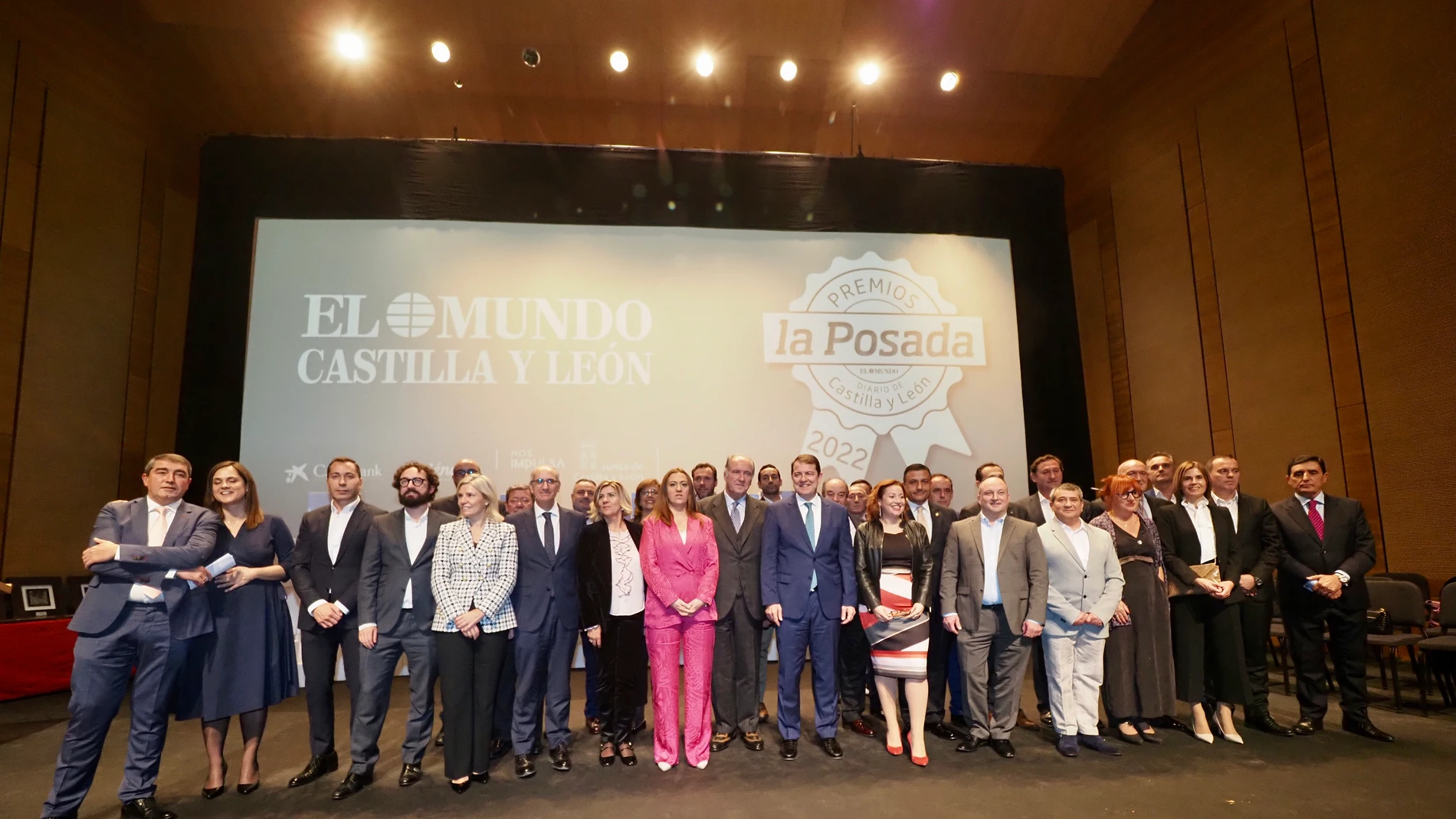 Los galardonados con las autoridades en la entrega de los Premios La Posada