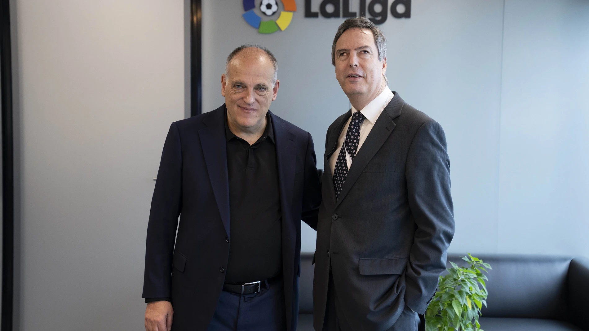 El director general de Deportes de la Consejería de Cultura, Turismo y Deporte, Enrique Sánchez-Guijo, y el presidente de LaLiga, Javier Tebas, suscriben el acuerdo