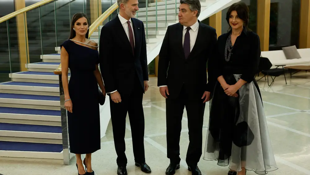 Los reyes Felipe VI (2i) y Letizia (i) junto al presidente croata, Zoran Milanovic (2d), y su mujer, Sanja Music Milanovic (d) durante la cena en su honor celebrada en el Palacio Presidencial de Zagreb, este miércoles en Croacia.
