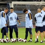 Luis Enrique y su equipo en un entrenamiento de la selección española. En Qatar, según la Inteligencia Artificial perderá en octavos