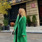 Los abrigos de colores han llegado para alegrar todos tus looks de invierno