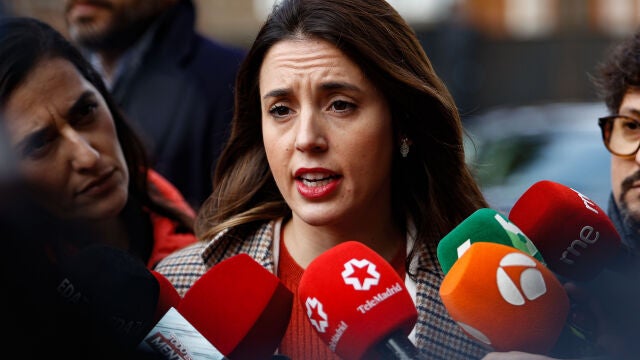 La ministra de Igualdad, Irene Montero, realiza declaraciones a los medios a su llegada al acto "A ti te importa: Estrategia de Erradicación de la violencia contra la Infancia y Adolescencia" este miércoles