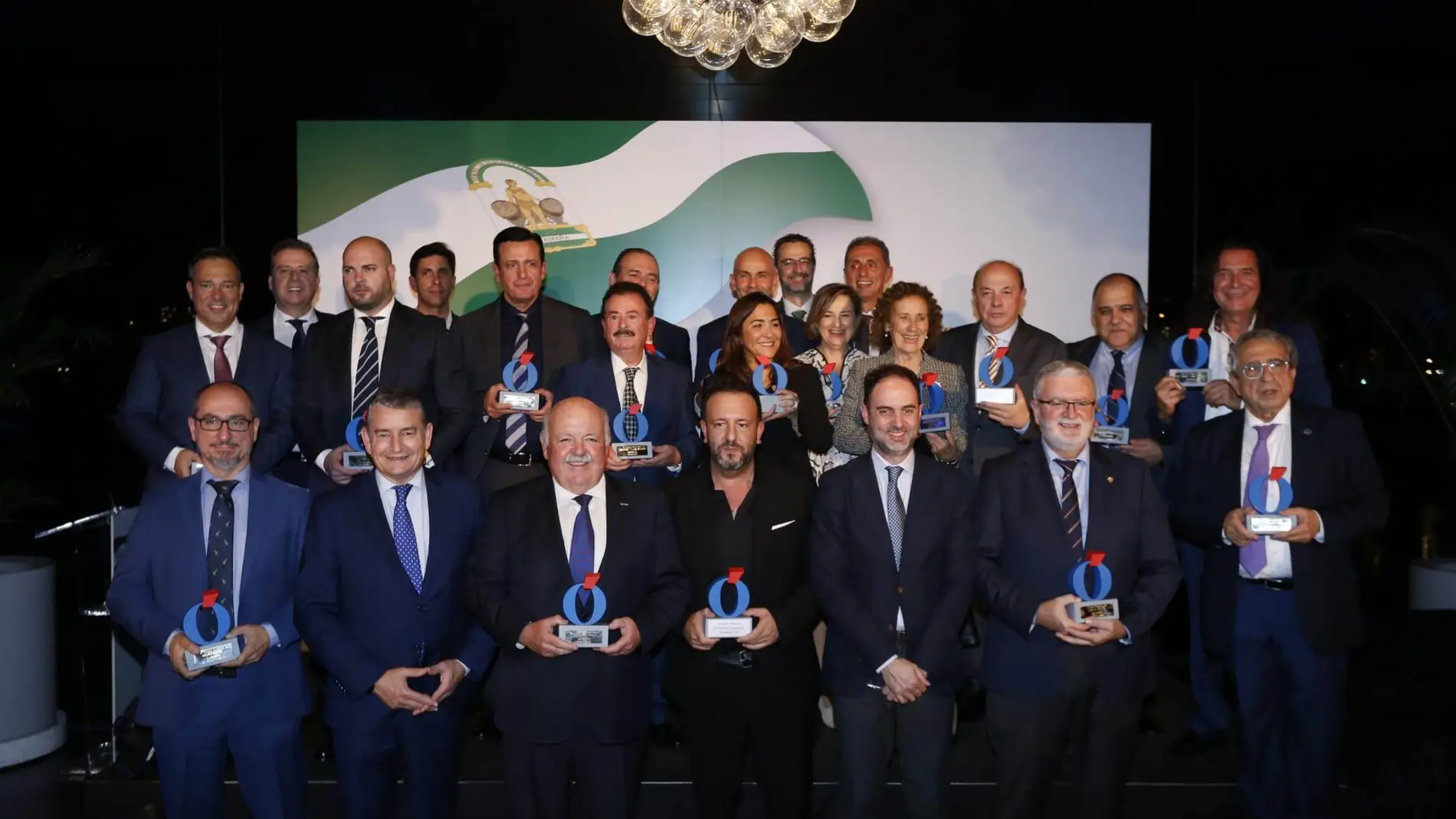 Autoridades y galardonados con los Premios Andalucía de LA RAZÓN