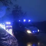 Vehículos policiales se dirigen hacia el lugar donde cayó un misil de fabricación rusa, matando a dos personas y destruyendo un depósito de granos en Przewodow, Polonia