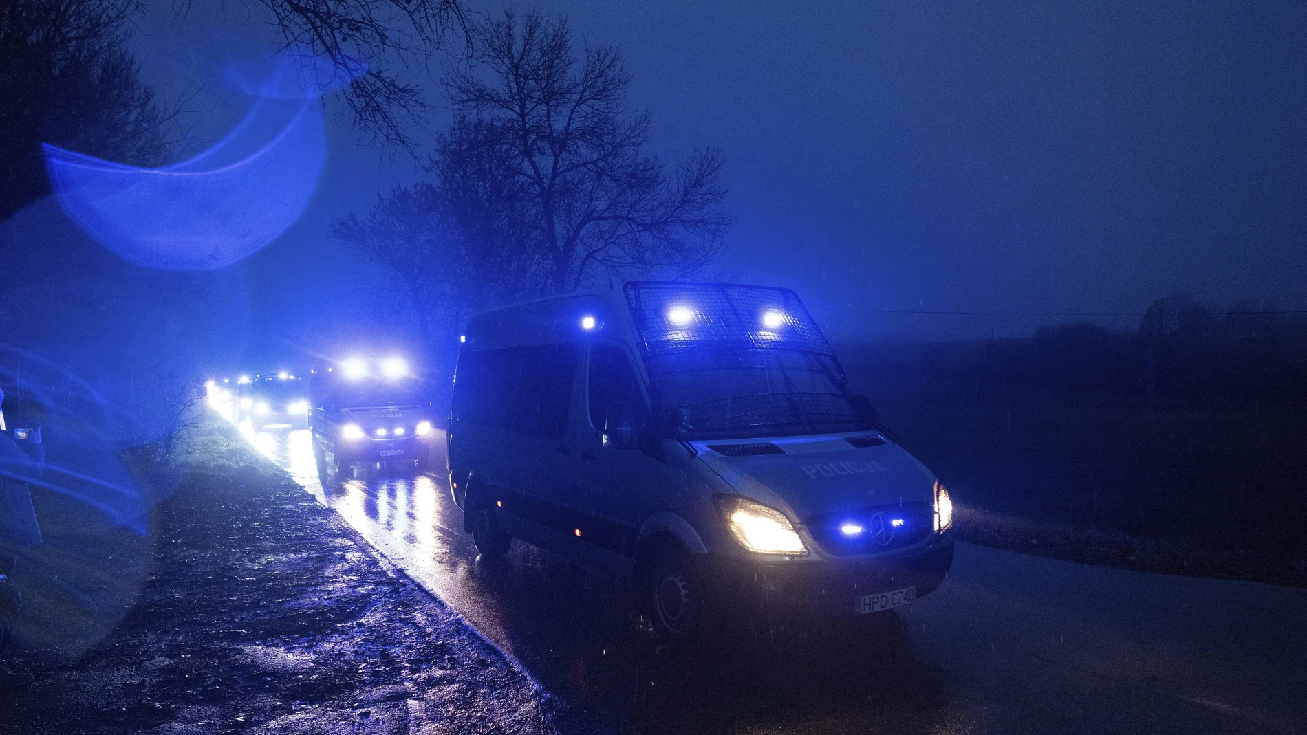 Vehículos policiales se dirigen hacia el lugar donde cayó un misil de fabricación rusa, matando a dos personas y destruyendo un depósito de granos en Przewodow, Polonia