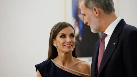 Los reyes Felipe VI (d) y Letizia (i) durante la cena en su honor celebrada en el Palacio Presidencial de Zagreb, este miércoles en Croacia.