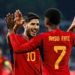 Marco Asensio se saluda con Ansu Fati tras el primer gol de España en el amistoso ante Jordania
