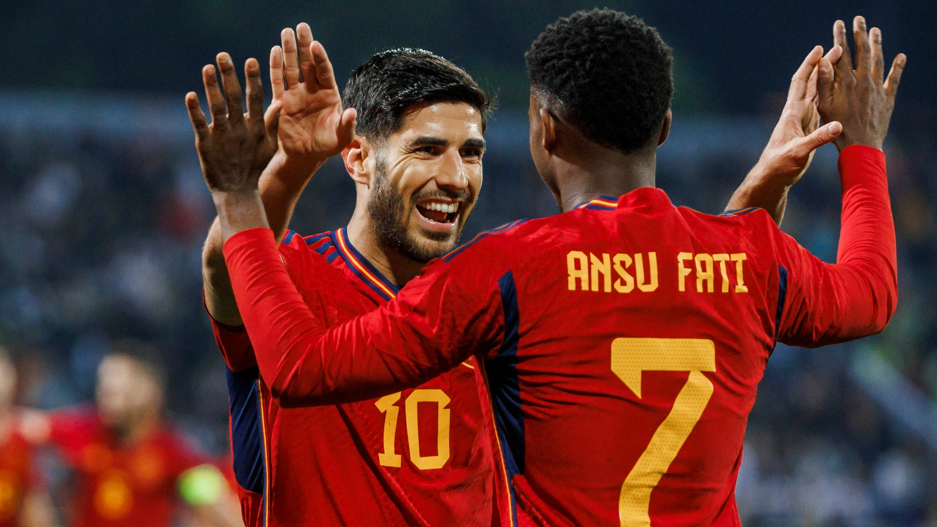 Marco Asensio se saluda con Ansu Fati tras el primer gol de España en el amistoso ante Jordania