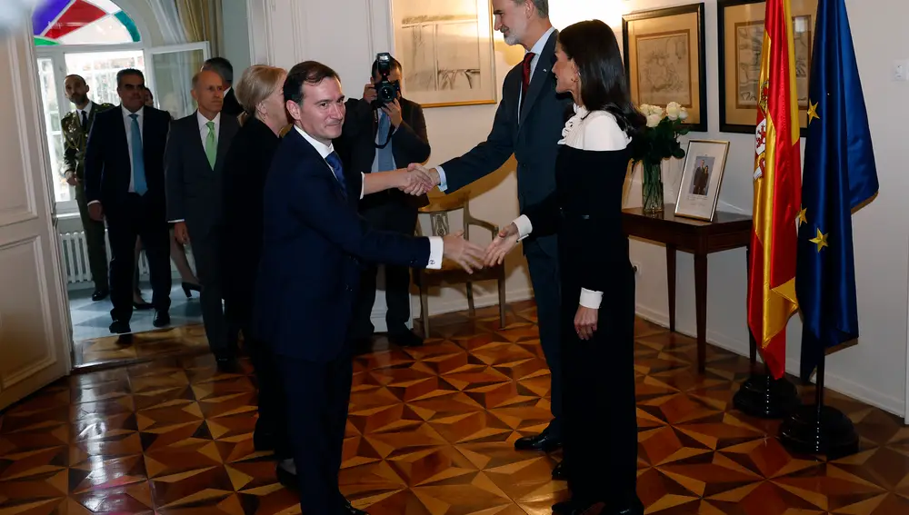 ZAGREB (CROACIA), 17/11/2022.- Los reyes de España, Felipe VI (2d), y Letizia (d), reciben a una representación de la colectividad española residente en Croacia en la residencia del Embajador, este jueves, en Zagreb (Croacia), en la segunda y última jornada de la visita oficial de los reyes Felipe y Letizia al país balcánico. EFE/ Chema Moya