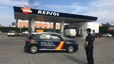 Vehículo de la Policía Nacional en la gasolinera.DELEGACIÓN GOBIERNO17/11/2022