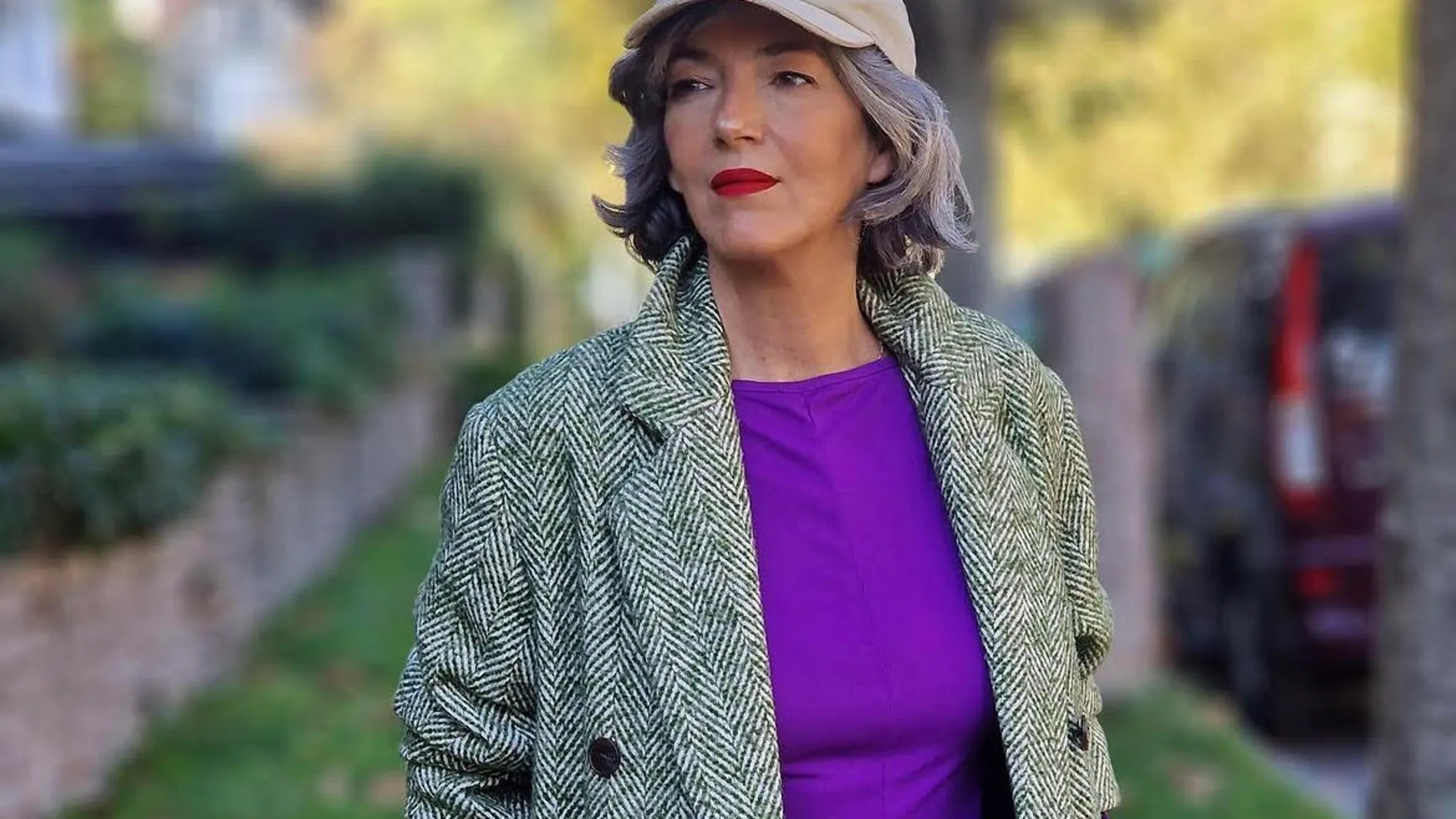 es el abrigo paño de Pull&Bear que las mujeres de 50 años con mocasines de Zara todos los días de noviembre