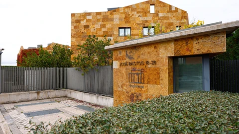 Detalle de una vivienda de la calle José Bastos de Madrid en la que la presidenta del Grupo Eulen, María José Álvarez, fue atacada ayer por dos hombres armados cuando viajaba en un coche junto a su escolta