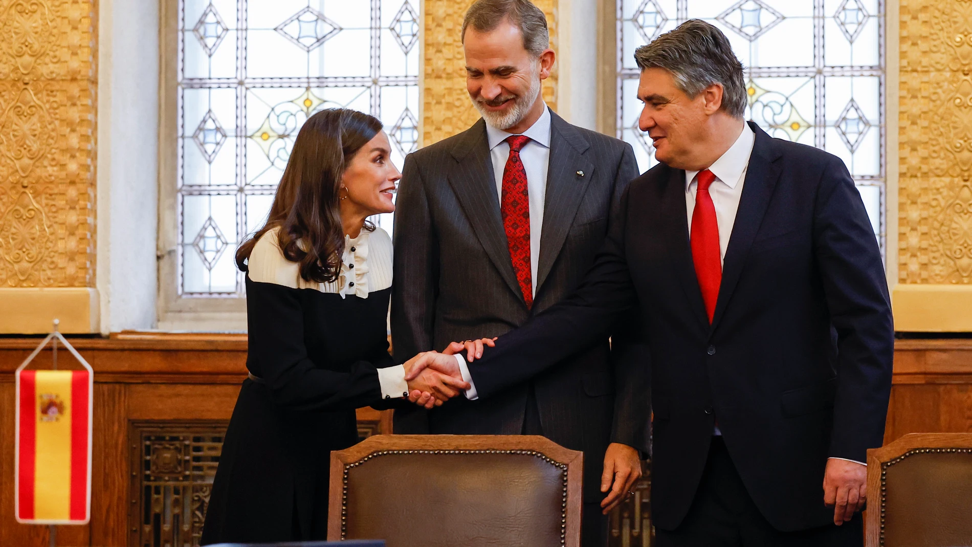 ZAGREB (CROACIA), 17/11/2022.- La reina Letizia (i) estrecha la mano al presidente de Croacia, Zoran Milanovic (d), en presencia del rey Felipe VI durante la firma del Memorando de Entendimiento (MoU) por parte del ministro de Ciencia y Educacion de la República de Croacia, Radovan Fuchs, y la ministra de Ciencia e Innovación de España, Diana Morant, en el marco de un foro científico empresarial centrado en el proyecto IFMIF-DONES celebrado este jueves, en los Archivos Estatales de Croacia, en Zagreb, en la segunda y última jornada de la visita oficial de los reyes Felipe y Letizia al país balcánico. EFE/ Chema Moya