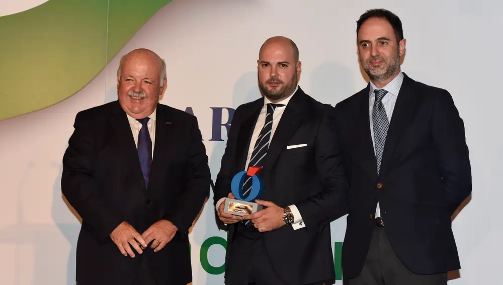 Pedro Infante, CEO de Coanda, recoge el premio en presencia de Jesús Aguirre y Pepe Lugo
