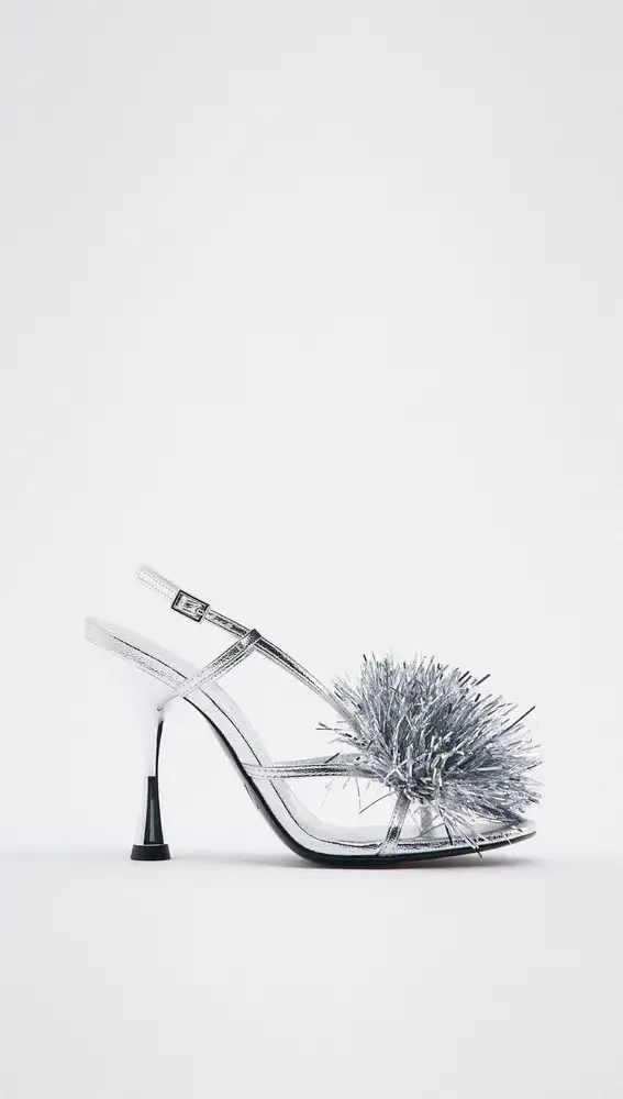 Sandalia metalizada pompón, de Zara