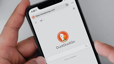 La app de DuckDuckGo en un móvil.
