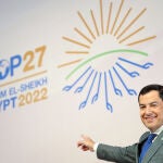 El presidente de la Junta de Andalucía, Juanma Moreno(c), señala este jueves el cartel de la 27ª Conferencia de las Naciones Unidas sobre el Cambio Climático (Cumbre del Clima COP27). EFE/Junta de Andalucía//