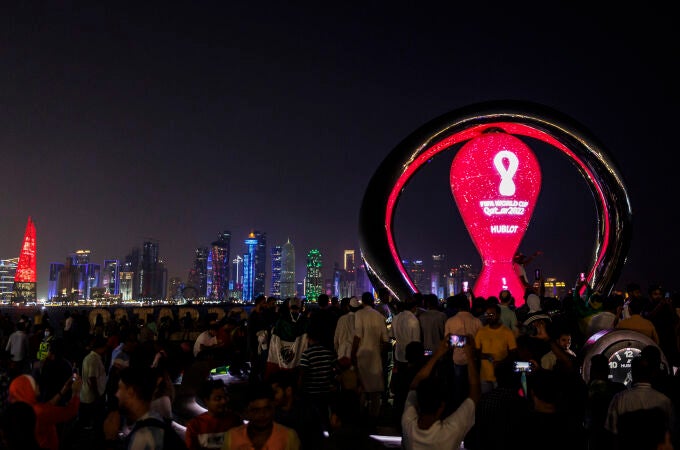 Aficionados se congregan cerca del "Fifa Fan Festival" este viernes en Doha, Catar.