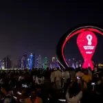 Aficionados se congregan cerca del &quot;Fifa Fan Festival&quot; este viernes en Doha, Catar.