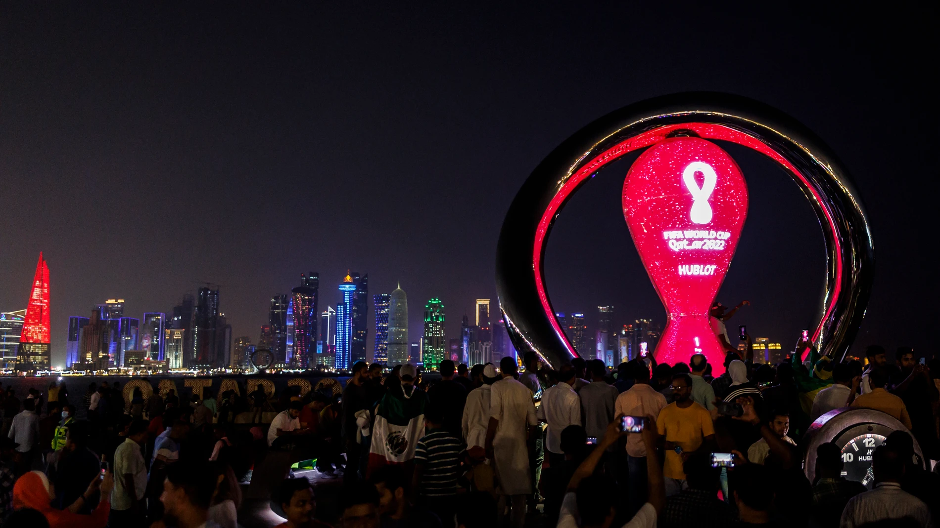 Aficionados se congregan cerca del "Fifa Fan Festival" este viernes en Doha, Catar.