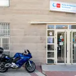 Una persona espera a las puertas de un centro de salud de Madrid