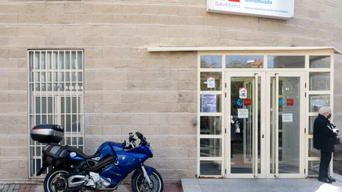 Una persona espera a las puertas de un centro de salud de Madrid