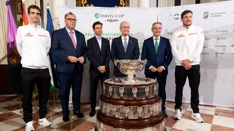 Los jugadores Albert Ramos (i) y Pablo Carreño (d), junto al consejero de Deporte, Arturo Bernal (2i); el director de la Copa Davis, David Ferrer (3i); el alcalde de Málaga, Francisco de la Torre (3d), y el presidente de la Diputación, Francisco Salado (2d), posan con el trofeo durante la presentación de la fase final de la Copa Davis de tenis que se jugará en Málaga