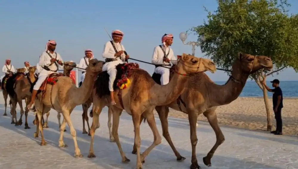 La seguridad qatarí a camello en el entorno del cuartel general de Inglaterra