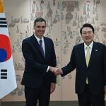 El presidente del Gobierno de España, Pedro Sánchez, con el presidente de Corea del Sur, Yoon Suk Yeol