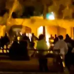Manifestantes iraníes que inician un incendio en la casa familiar del fundador de la república islámica, el ayatolá Ruholá Jomeini, ahora convertida en museo, en la ciudad central iraní de Jomein, ayer