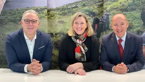 La consejera de Familia, Isabel Blanco, en el stand de Zamora en Intur junto a Jesús María Prada y José María Barrios
