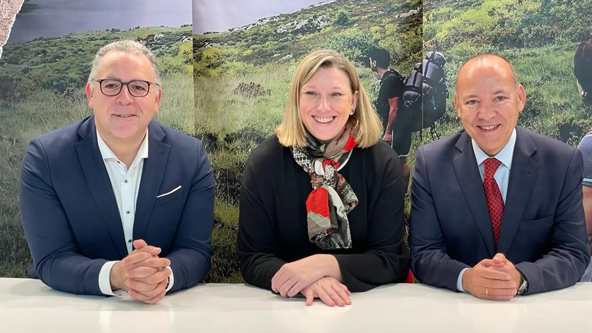 La consejera de Familia, Isabel Blanco, en el stand de Zamora en Intur junto a Jesús María Prada y José María Barrios