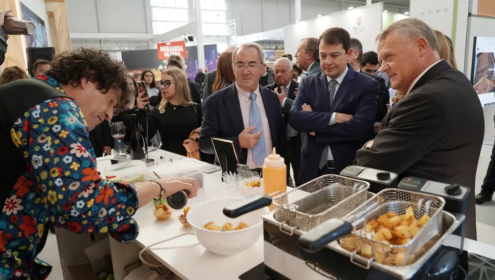 Fernández Mañueco visita el stand de Burgos en Intur