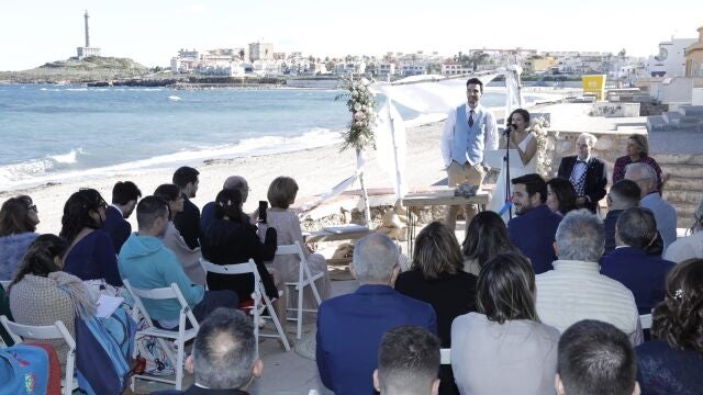 La alcaldesa de Cartagena oficia la primera boda en la playa tras la aprobación de la nueva ordenanza
